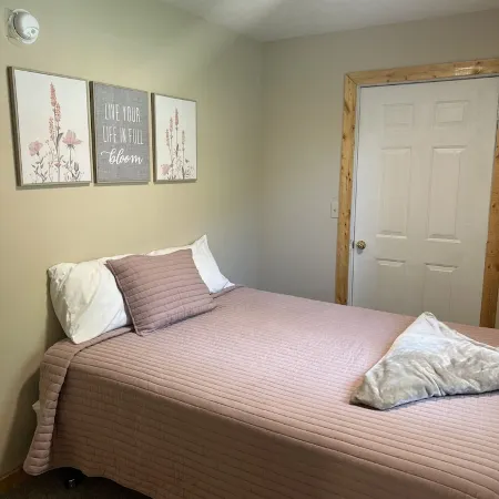 Beautiful 4 unit lodge w/ Hot tub, WiFi, fire pits &  pavilion area with grills