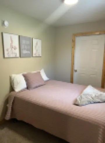 Beautiful 4 unit lodge w/ Hot tub, WiFi, fire pits &  pavilion area with grills