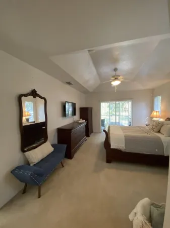 Cozy 3-Bedroom Home in North Port Отели в г. Норт-Порт