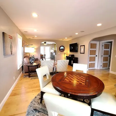 Historic Home *reWine Mission* Walk Downtown: Coffee, Shop, Dine, Wines, Brews