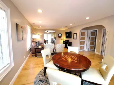 Historic Home *reWine Mission* Walk Downtown: Coffee, Shop, Dine, Wines, Brews