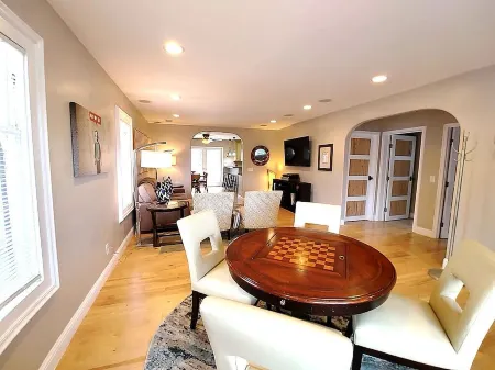 Historic Home *reWine Mission* Walk Downtown: Coffee, Shop, Dine, Wines, Brews Отели в г. Ломпок