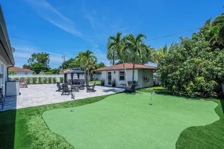 Vanderbilt Villa - 5bd, 3bth home & pool house near Vanderbilt Beach