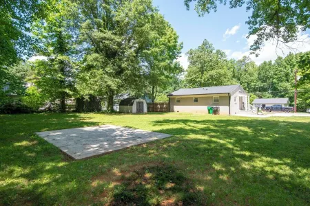 Cozy house just 10 minutes from downtown charlotte Отели рядом с достопримечательностью «Hot trends»