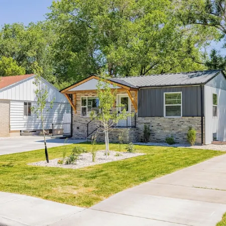 Beautiful NEW home close to downtown Cody! Sleeps up to 8.