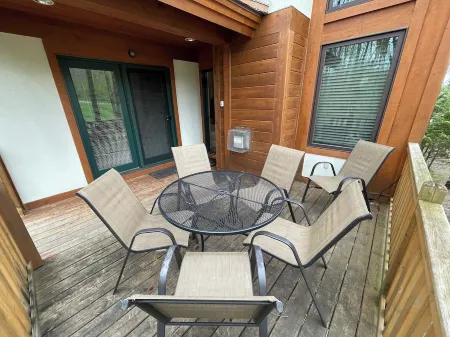 BEST LOCATION on the Mountain - Slope Side Ski In/Ski Out to Mountain Express