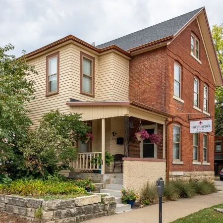 The Dubuque House - Historic Downtown Location