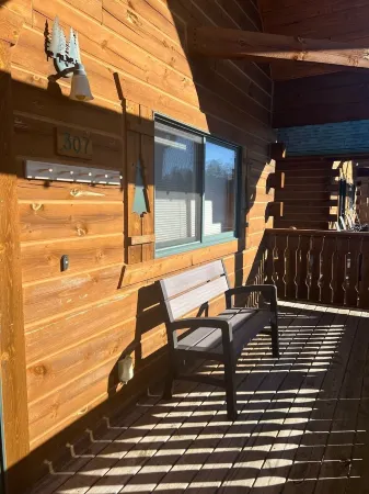 Cozy 3 Bed 2 Bath Cabin located next to Three Bears Resort in Warrens Wisconsin Отели в г. Уорренс