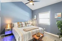 AMAZING TOP FLOOR LAKE VIEWS! UPDATED CONDO, 3 BR/2BA, GREAT LOCATION, 39' SLIP
