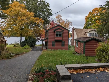 Spacious modern home on private lake Отели в г. Андовер