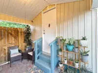 Downtown cottage 7 miles from beach