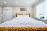 Comfortable Studio in a Woodside Plaza