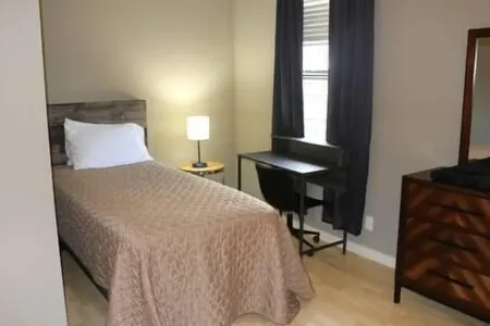 Athens city townhouse, 2 king masters, 2.5 baths, FREE WIFI, Smart TV, 20