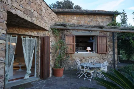 Casa dei Gabbiani, immersed in the Mediterranean scrub