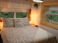 REST ASSURED WITH HOT TUB AND COMFORT OF THIS HOME! Hotels in Catheys Creek