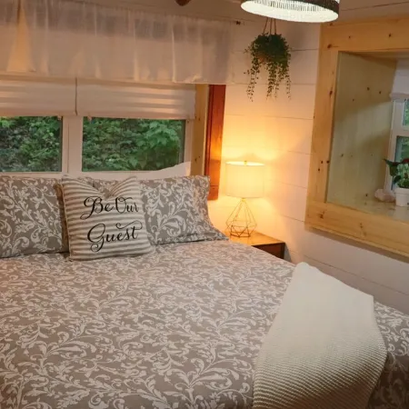 REST ASSURED WITH HOT TUB AND COMFORT OF THIS HOME! Отели в г. Кэтис Крик