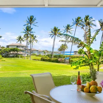 Deluxe Ocean View Ground Floor.... Renovated ..Walk to the Hyatt and Beach...A/C
