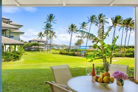 Deluxe Ocean View Ground Floor.... Renovated ..Walk to the Hyatt and Beach...A/C