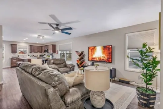 Traveling worker-ready Transitional Modern Home!