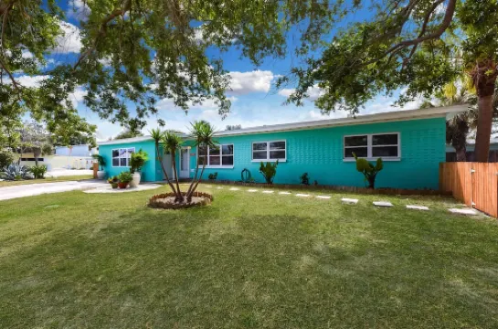 Luxury Studio for 4, Completely Remodeled and only a short walk to the beach!