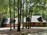 Cedarwood Lake House Hotels in Stephens County