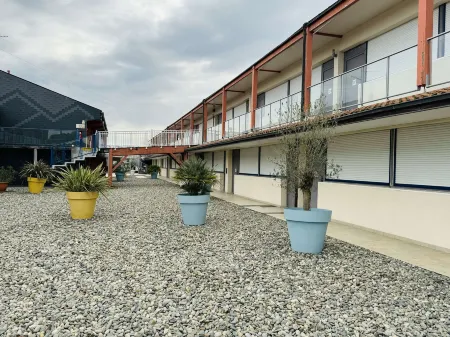 Kyriad Toulouse Sud - Roques Отели в г. Лонгаж