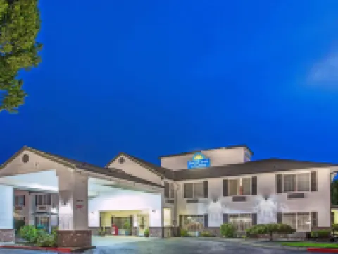 Days Inn & Suites by Wyndham Gresham Hotels in Gresham