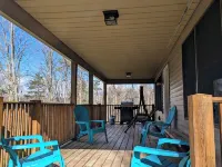 Serene & private getaway 5 min. from EVL. 4 beds, 2.5 baths, sleeps 14, hot tub. 曼斯費爾德酒店