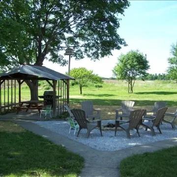 In the heart of the Ohio Wine Country! 10 minutes to Lake Erie!