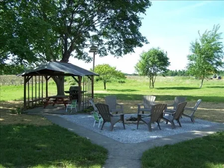 In the heart of the Ohio Wine Country! 10 minutes to Lake Erie!