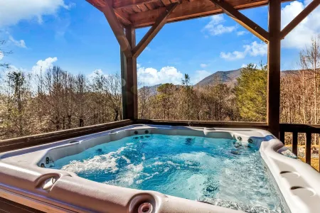 Luxurious Hidden Valley Lodge - Blue Ridge Mountain Retreat!