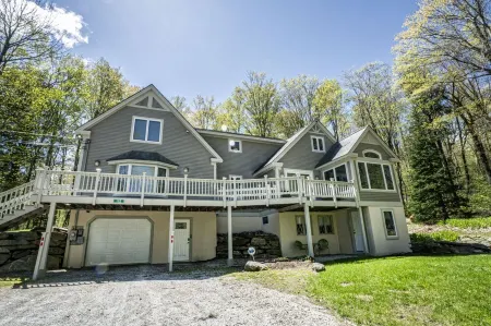 Killington Summer Retreat: Air Conditioned - Sleeps 8 - Fire Pit & Bike Shed