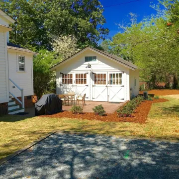 The Craddock - Tufts Home & Antique Carriage House - 6BR 5.5 Baths - Sleeps 12+