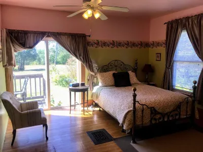Applebrook Historic New England Home with Mountain Views, 2 Acres, Must See! Hotels near Muddy Paw Sled Dog Kennel