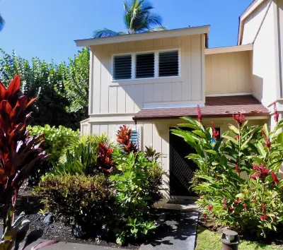Steps Away from Black Sand Beach Hotel in zona White Sands Beach（La'aloa Bay）