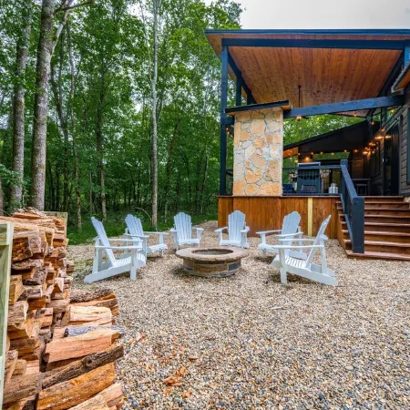 WILL HIKE FOR TACOS luxury spacious cabin, cozy, quiet, amazing deck. sleeps 8