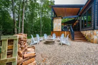 WILL HIKE FOR TACOS luxury spacious cabin, cozy, quiet, amazing deck. sleeps 8