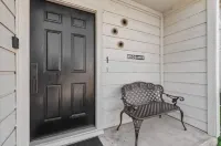 Oakwell Townhome - King Bed Suite minutes from Texas A&M