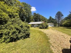 Two-mile Getaway. 3 bedroom house in quiet neighborhood in the country