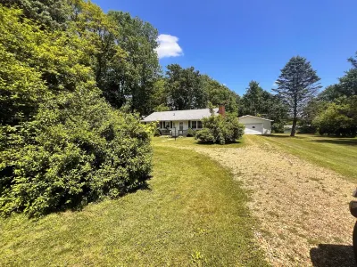 Two-mile Getaway.  3 bedroom house in quiet neighborhood in the country 앨리게니 트레일 주변 호텔