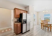 Large Comfy Home, Close to Beach, Perfect for Families!