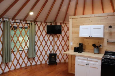 Pacific Yurt at the Foothills of Mount Rainier with New Hot Tub-Fire Pit-Wifi 마운트 레니에 국립공원 주변 호텔