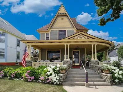 Secrets on Main Bed & Breakfast Hotels in Cheboygan