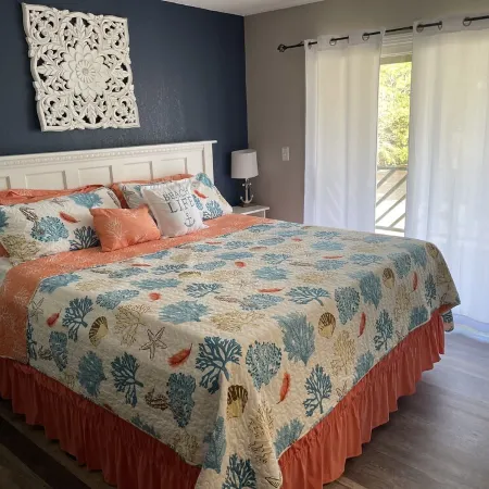 Horse Inn Around:  Pet Friendly-so Bring the Whole Family!  Just 3 Mins to Beach