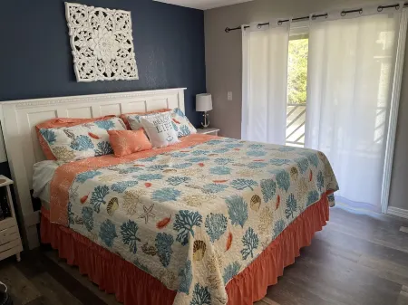 Horse Inn Around:  Pet Friendly-so Bring the Whole Family!  Just 3 Mins to Beach