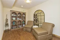 Discounted monthly stays, pet friendly, 5 min to town, deck with marsh view