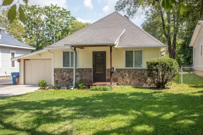 Home Stays SGF /near Ozark Empire Fairgrounds Hotels near Springfield-Branson National Airport