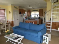 Great Rate/Pet Friendly/Panoramic view of the sound, walk to the beach.