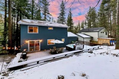 Cozy Wooded Haven w/ Hot Tub near Heavenly Village Hotels near Echo Lake