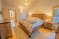 Fall Colors 2025 Special! Leaves, Hiking, Biking, Hot Tub, Yard, Downtown!